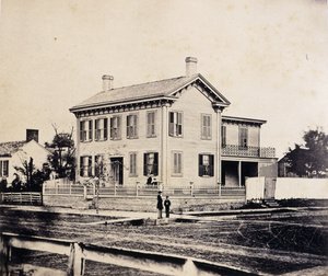 Abraham Lincoln poserer foran sitt hjem i Springfield, Massachusetts, ca. 1860-1870-tallet (albumtrykk)