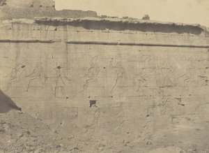 Edfu, skulpturer og inskripsjoner av den østlige fasaden til innhegningsveggen av John Beasly Greene