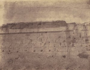 Edfu, skulpturer og inskripsjoner av den østlige fasaden til innhegningsveggen av John Beasly Greene