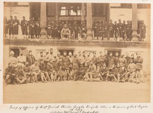 Offiserer og menn fra brigadegeneral Goughs brigade tatt på torget til Shah Shujahs palass, 1880 av John Burke