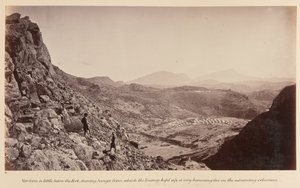 ?Utsikt fra litt nedenfor fortet, som viser Sunga hvorfra fienden holdt opp en svært trakasserende ild mot de fremrykkende kolonnene?, 1878 av John Burke