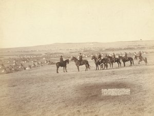 Gen. Miles og ansatte ser på den største fiendtlige indianerleiren i USA, nær Pine Ridge av John C. H. Grabill