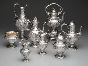 Vannkjele på stativ, kaffekanne, sjokoladekanne, slopbolle, sukkerbolle, melkekanne, fløtekanne og ær, ca. 1851 (sølv og elfenben) av John Chandler Moore