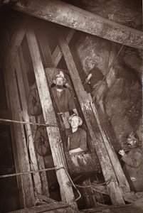 Gig på Dolcoath, illustrasjon fra ''Mongst mines and miners, or Underground Scenes by Flash-Light' av JC Burrows og William Thomas, pub. 1893 (sepia-bilde) av John Charles Burrow