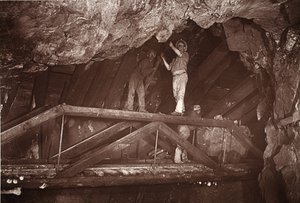 The Bridge, East Pool-gruven, illustrasjon fra ''Mongst mines and miners, or Underground Scenes by Flash-Light' av JC Burrows og William Thomas, pub. 1893 (sepia-bilde)