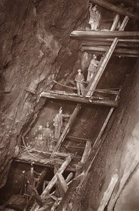 The Man Engine at Dolcoath Mine, illustrasjon fra ''Mongst mines and miners, or Underground Scenes by Flash-Light' av JC Burrows og William Thomas, pub. 1893 (sepia-bilde)