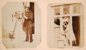 Selvportrett til venstre og Emma Thomasina Llewelyn (1808-81) som trykker et papirnegativ i solen til høyre av John Dillwyn Llewelyn