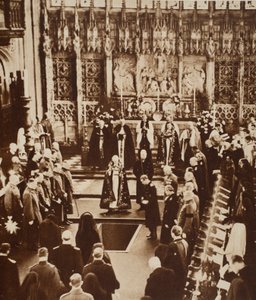 Kong Edward VIII sprinkles jorden på sin fars kiste, 1936