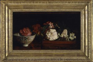Blomster i japansk brett på mahognibord (olje på panel) av John La Farge or Lafarge