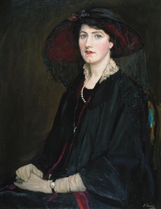 Portrett av Lady Raeburn, sittende halv lengde, i en blondekragejakke, perlekjede og svart hatt av John Lavery