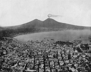 Utsikt over Napolibukten (Italia) og i bakgrunnen Vesuv (Vesuv) (s/hvitt bilde)