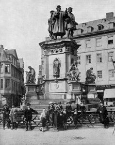 Monument til minne om Gutenberg (v.1397-1468) tysk oppfinner av trykkpressen, Frankfurt (s/hv-foto) av John Lawson Stoddard