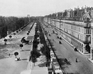 Rivoli-gaten i Paris, på l: Tuileries-hagen, i bakgrunnen: Triumfbuen, ca. 1900 (s/hvitt bilde) av John Lawson Stoddard