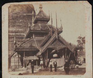 Nord-øst utsikt over den store pagoden ved Prome (Pyay) av John McCosh