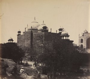 Taj Mahal, sett bakfra av hvilehuset, med figur, ca. 1858-1862.