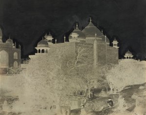 Taj Mahal, sett bakfra av hvilehuset, med figur, ca. 1858-1862.