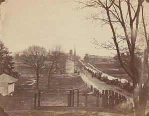 Tog av hærvogner inn i Petersburg, Virginia, april 1865.