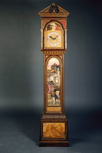 En pedimentert langhusklokke fra slutten av 1800-tallet av John Roddam Spencer Stanhope
