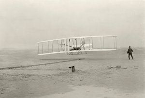 Wright Flyer I gjør sin første flytur på 120 fot på 12 sekunder, i Kitty Hawk, North Carolina av John T. Daniels