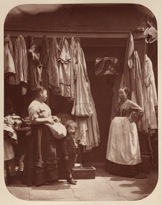 En gammel klesbutikk, syv urskiver av John Thomson