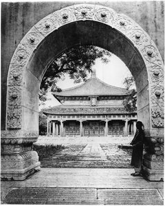 Buegang til Hall of Classics, Peking, ca. 1867-72 av John Thomson