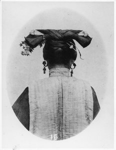 Bakside av Coiffure av gift Manchu matrone, ca. 1867-72 av John Thomson