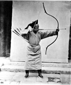Kina, bueskytter, ca. 1870 (bilde) av John Thomson