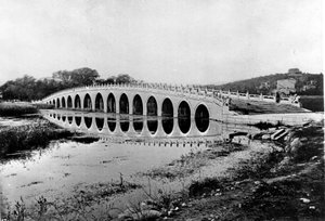 Kina, bro, ca. 1870 (bilde) av John Thomson