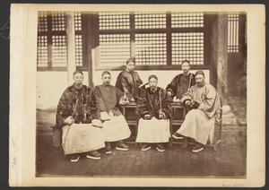 [Gruppeportrett av menn] av John Thomson