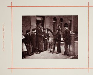 Italienske gatemusikere, 1877. av John Thomson