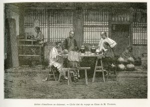 Håndverkerne til et cloisonneverksted i Pekin. Gravering etter et fotografi av M.Thomson for å illustrere reisen til Pekin og Nord-Kina, av T.Chutze, i 1873, publisert i "" Le tour du monde "" 1876, redigert av Edouard Charton, utgave Hachette, Pa av John Thomson