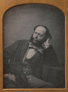 Sittende middelaldrende mann i sløyfe og jakke, 1850-tallet.