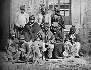 En gruppe av noen av de siste tasmanerne i europeisk kjole, 1902 av John Watt Beattie