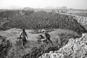 Teglfabrikker i Kolkata, India, 2016 (bilde) av Jon Nicholson