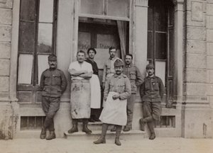 Album "Min verdenskrig - minner fra den sørvestlige fronten i Kärnten, Italia, Trentino-Alto Adige) 31/03/1915-12/11/ 1918 - Josef Zohles Vienna ": gruppeportrett foran av Josef Zohles