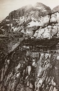 Album "Min verdenskrig - minner fra den sørvestlige fronten i Kärnten, Italia, Trentino-Alto Adige) 31/03/1915-12/11/ 1918 - Josef Zohles Wien ": militærleirfjell (s/hv) av Josef Zohles
