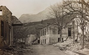 Album "Min verdenskrig - minner fra den sørvestlige fronten i Kärnten, Italia, Trentino-Alto Adige) 31/03/1915-12/11/ 1918 - Josef Zohles Wien ": steinsprut i Bovec (s/hv-bilde) av Josef Zohles