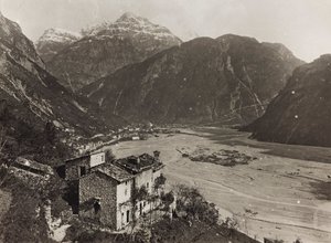 Album "Min verdenskrig - minner fra den sørvestlige fronten i Kärnten, Italia, Trentino-Alto Adige) 31/03/1915-12/11/ 1918 - Josef Zohles Vienna ": utsikt over Chiusaforte (s/hv ph) av Josef Zohles