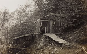 Album "Min verdenskrig - minner fra den sørvestlige fronten i Kärnten, Italia, Trentino-Alto Adige) 31/03/1915-12/11/ 1918 - Josef Zohles Wien ": militærbrakke (s/hv foto