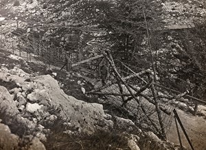 Album "Min verdenskrig - minner fra den sørvestlige fronten i Kärnten, Italia, Trentino-Alto Adige) 31/03/1915-12/11/ 1918 - Josef Zohles Wien ": piggtråd (s/h foto) av Josef Zohles