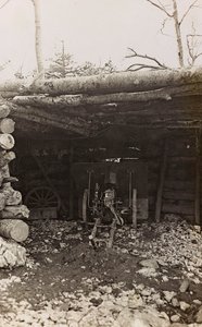 Album "Min verdenskrig - minner fra den sørvestlige fronten i Kärnten, Italia, Trentino-Alto Adige) 31/03/1915-12/11/ 1918 - Josef Zohles Vienna ": hytte med kanon (s/hv-bilde)
