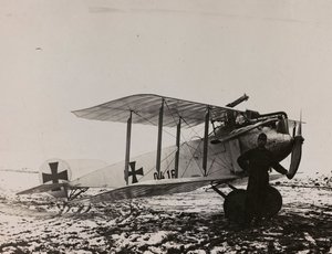 Album "Min verdenskrig - minner fra den sørvestlige fronten i Kärnten, Italia, Trentino-Alto Adige) 31/03/1915-12/11/ 1918 - Josef Zohles Wien ": Østerriksk fly (s/hv-foto)