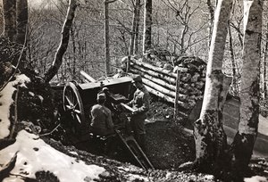 Album "Min verdenskrig - minner om den sørvestlige fronten i Kärnten, Italia, Trentino-Alto Adige) 31/03/1915-12/11/ 1918 - Josef Zohles Vienna ": Soldater med kanon (s/h p) av Josef Zohles