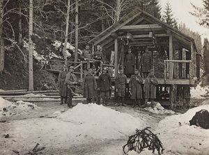 Album "Min verdenskrig - minner fra den sørvestlige fronten i Kärnten, Italia, Trentino-Alto Adige) 31/03/1915-12/11/ 1918 - Josef Zohles Vienna ": soldater foran en kabel av Josef Zohles