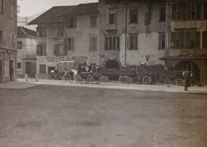 Album "Meine weltkriegs - Erinnerungen South-West Front (Kärnten, Italia, Sør-Tirol) (Min verdenskrig - minner om den sørvestlige fronten i Kärnten, Italia, Trentino-Alto Adige) 31/03/1915-12/11/ 1918 - Josef Zohles Wien ": militære midler på et torg av Josef Zohles