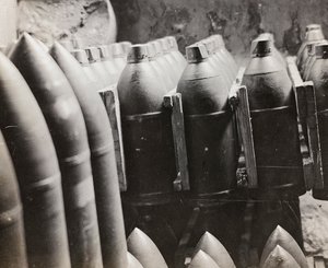 Album "Min verdenskrig - minner fra den sørvestlige fronten i Kärnten, Italia, Trentino-Alto Adige) 31/03/1915-12/11/ 1918 - Josef Zohles Vienna ": ammunisjon (s/hv-bilde) av Josef Zohles