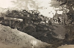Album "Min verdenskrig - minner om den sørvestlige fronten i Kärnten, Italia, Trentino-Alto Adige) 31/03/1915-12/11/ 1918 - Josef Zohles Vienna ": Soldater med kanon i Pra av Josef Zohles