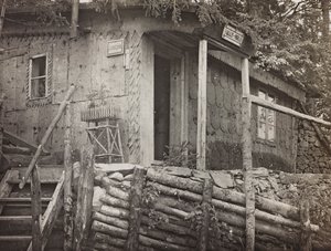 Album "Min verdenskrig - minner fra den sørvestlige fronten i Kärnten, Italia, Trentino-Alto Adige) 31/03/1915-12/11/ 1918 - Josef Zohles Wien ": Kommandohuset (s/hv-foto av Josef Zohles