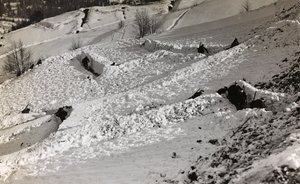 Album "Min verdenskrig - minner om sørvestfronten i Kärnten, Italia, Trentino-Alto Adige) 31/03/1915-12/11/ 1918 - Josef Zohles Vienna ": skyttergraver i snøen (s/hv p av Josef Zohles