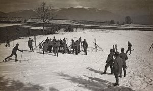 Album "Min verdenskrig - minner fra den sørvestlige fronten i Kärnten, Italia, Trentino-Alto Adige) 31/03/1915-12/11/ 1918 - Josef Zohles Wien ": soldater på ski (s/h-bilde) av Josef Zohles